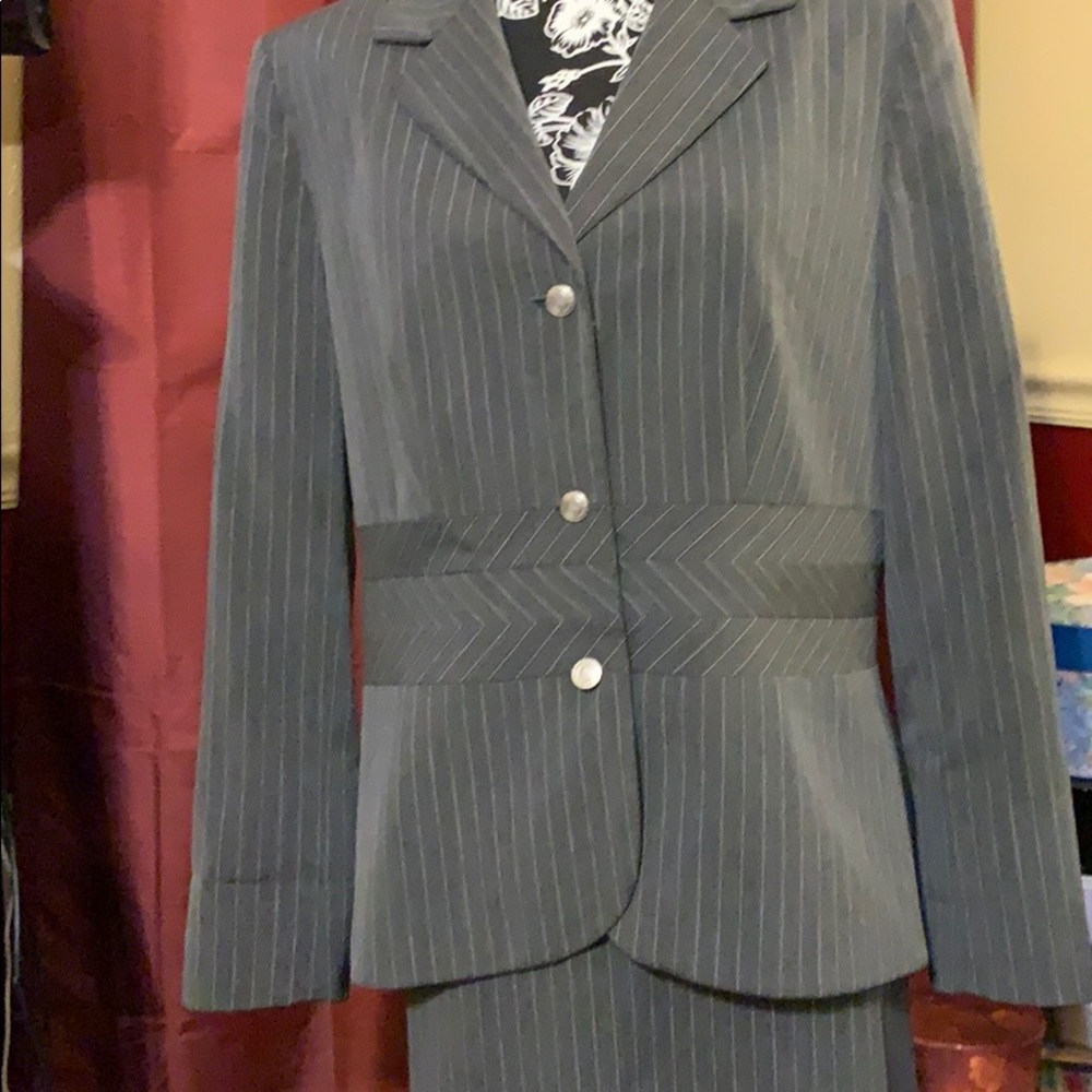Anne Klein gray pinstriped suit-skirt/blazer-14